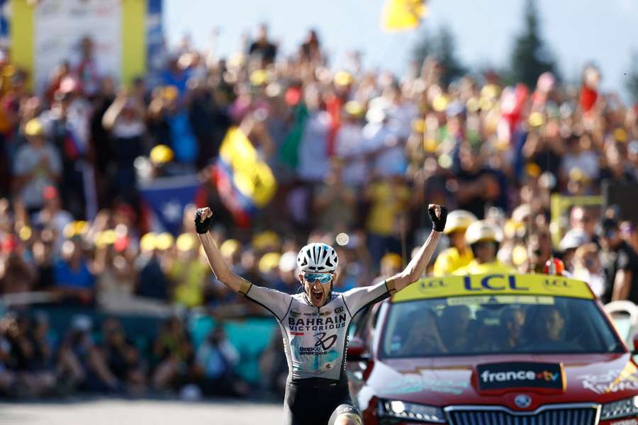 Wout Poels raises his arms after winning stage 15