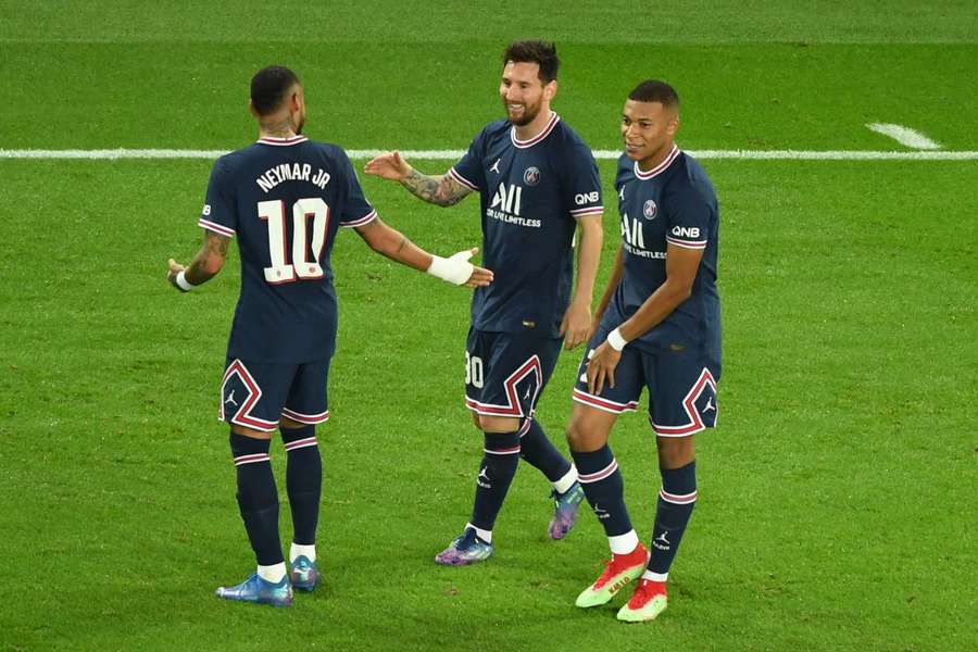 Lionel Messi, entouré de Neymar et Kylian Mbappé, célèbre son premier but sous le maillot du PSG face à Manchester City au Parc des Princes, le 28 septembre 2021 (2-0). Lionel Messi, entouré de Neymar et Kylian Mbappé, célèbre son premier but sous le maillot du PSG face à Manchester City au Parc des Princes, le 28 septembre 2021 (2-0).