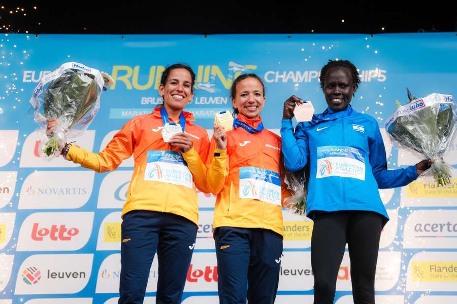Fatima Ouhaddou y Majida Maayouf, en el podio junto a Lonah Chemtai Salpeter