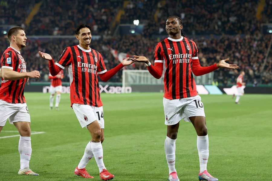 Rafael Leão festeja com Tijjani Reijnders e Luka Jovic