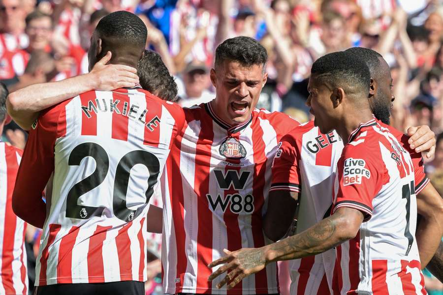 Granit Xhaka z Sunderland FC świętuje bramkę Trai Hume’a podczas meczu Premier League z Chelsea, 24 maja 2026 roku. Granit Xhaka z Sunderland FC świętuje bramkę Trai Hume’a podczas meczu Premier League z Chelsea, 24 maja 2026 roku.