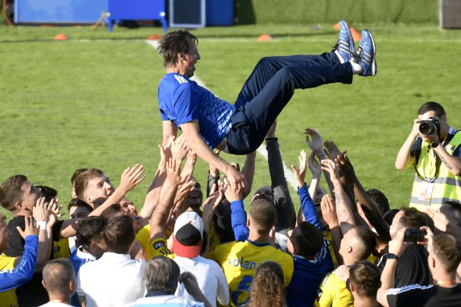 Michalovskí hráči vyhadzujú trénera Straku do vzduchu.
