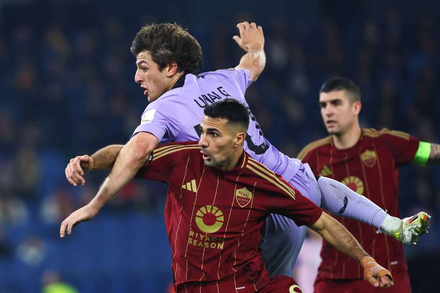 Zeki Celik e Unai Gomez durante Roma-Athletic Club di Bilbao