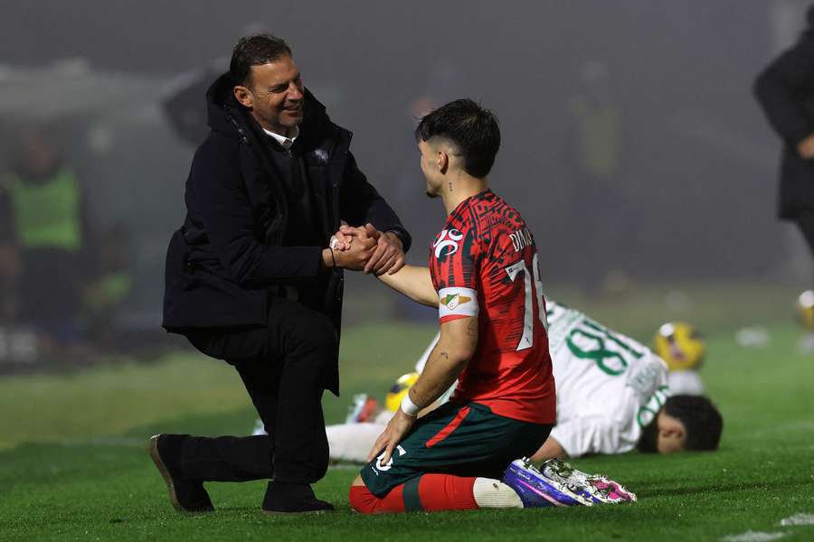 Momento de fair play depois de um choque entre Sotiris Silaidopoulos e Dinis Pinto Momento de fair play depois de um choque entre Sotiris Silaidopoulos e Dinis Pinto