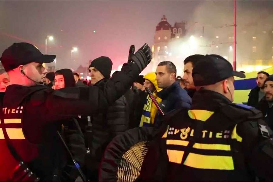 Policie v Amsterdamu odvádí ze stadionu Ajaxu fanoušky Maccabi Tel Aviv