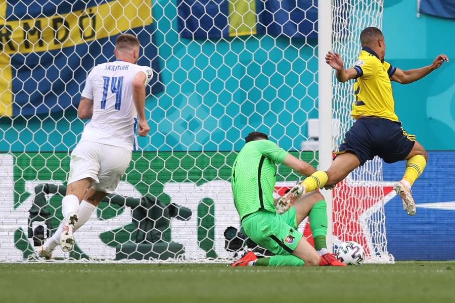 Dúbravka também fez uma defesa contra Isak no Euro 2021. Depois da sua falta, os suecos marcaram um penálti.