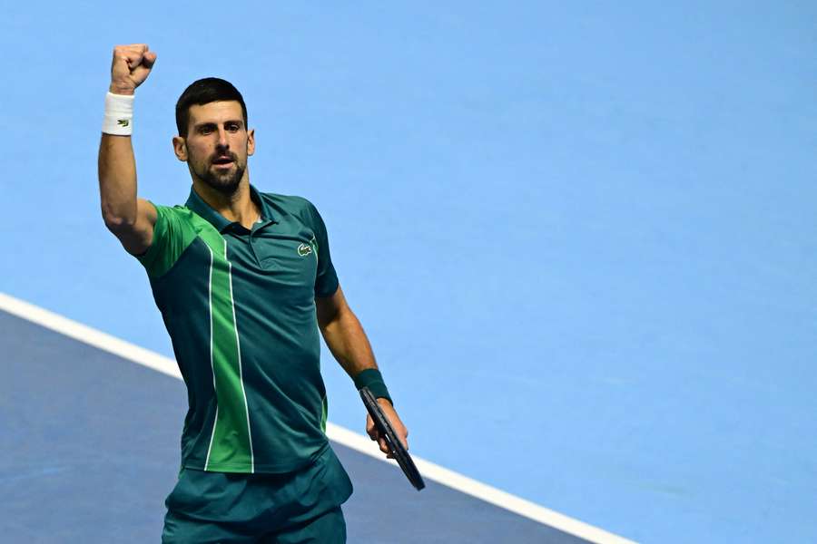 Djokovic, con el puño arriba, celebrando un gran punto ante Alcaraz