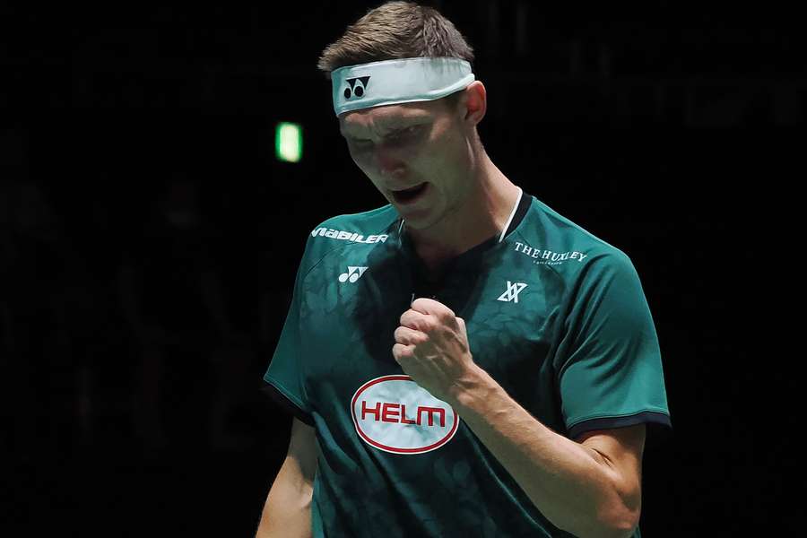 Viktor Axelsen er fortsat suveræn verdensetter foran indonesiske Anthony Sinisuka Ginting.