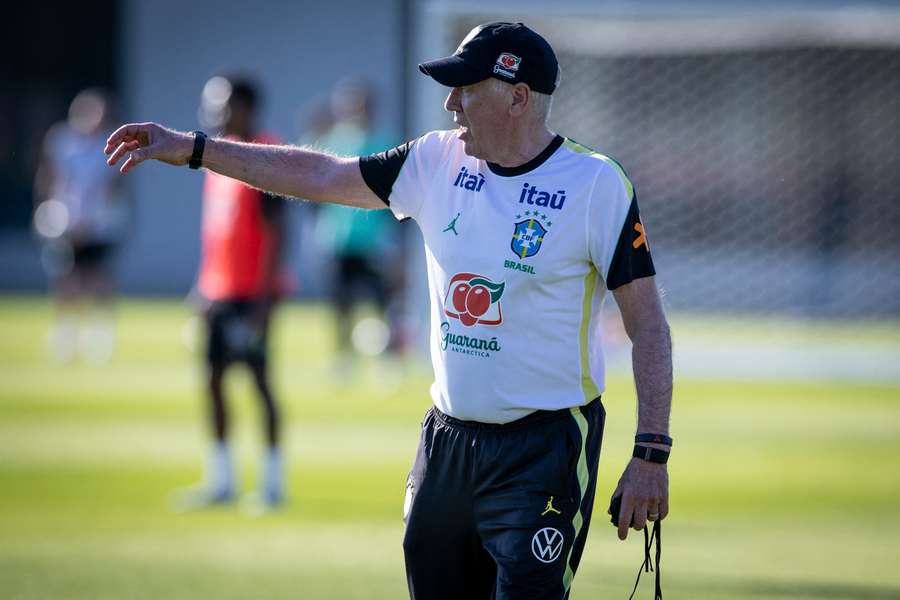 Ancelotti confirma time contra o Egito
