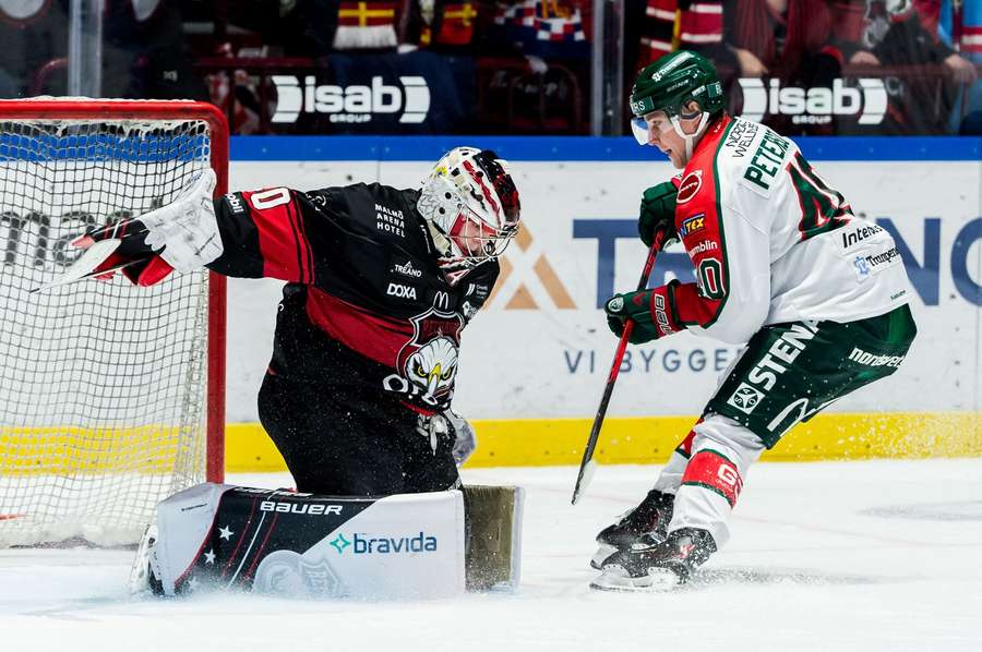 Jacob Peterson scores in the shootout to give Frolunda victory