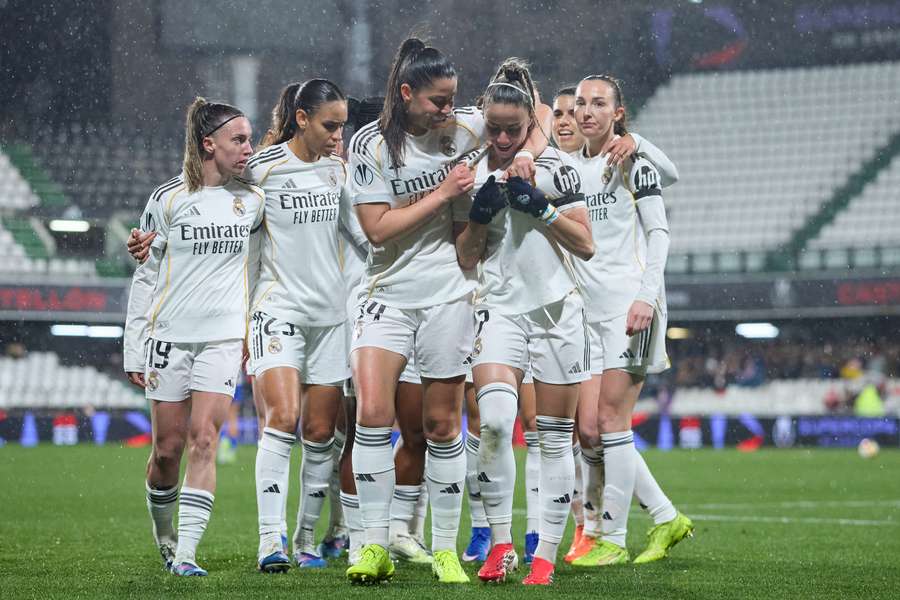 Athenea del Castillo celebra con sus compañeros el primer gol del partido