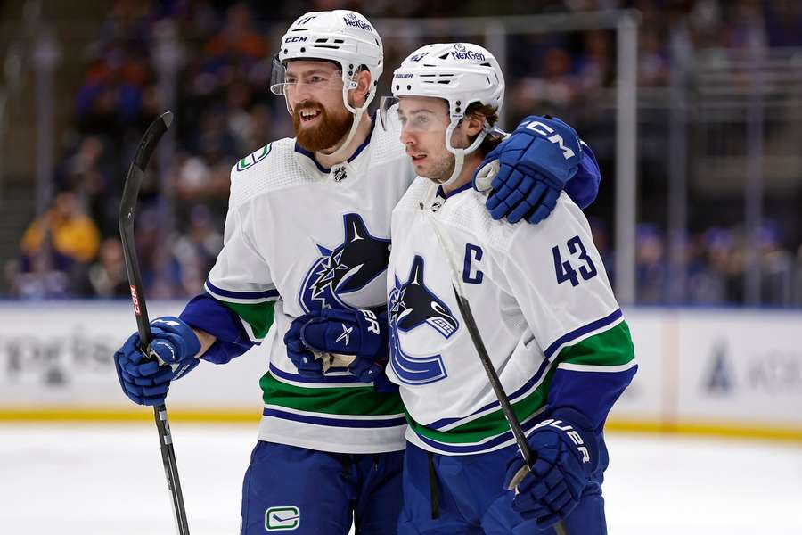 Hronek po boku Hughese. Hronek po boku Hughese.