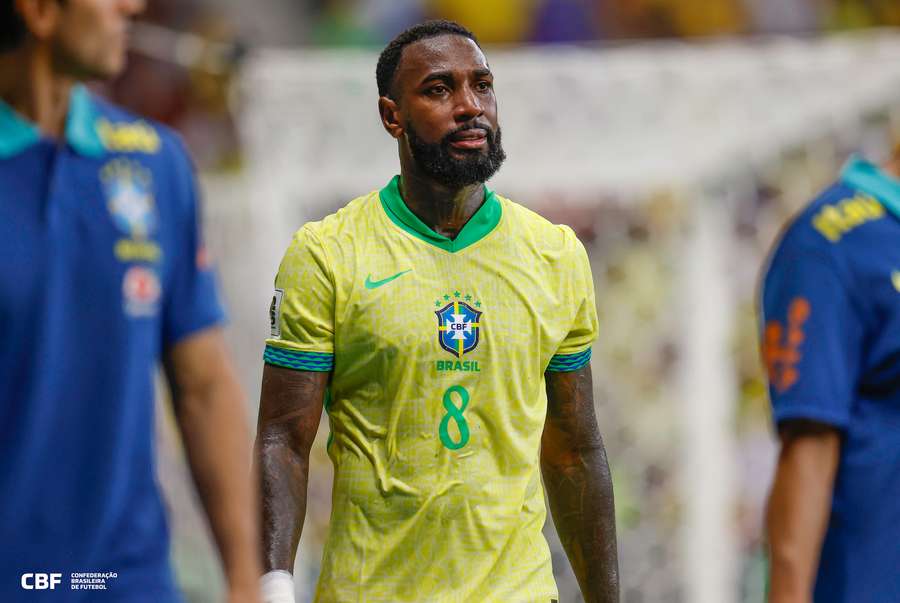 Gerson se machucou no 1º tempo da vitória do Brasil em Brasília Gerson se machucou no 1º tempo da vitória do Brasil em Brasília