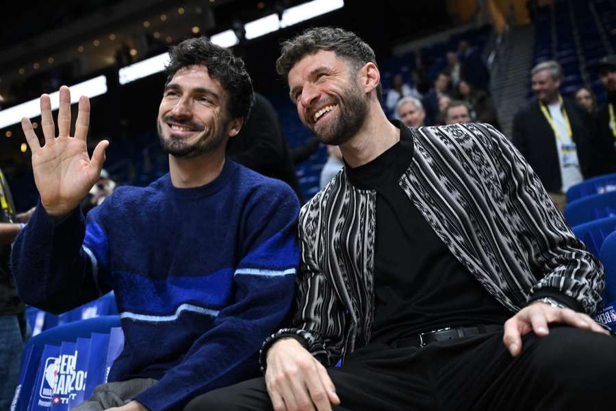 Thomas Müller (r.) hat sich zu Deutschlands Erfolgsaussichten bei der WM 2026 geäußert.