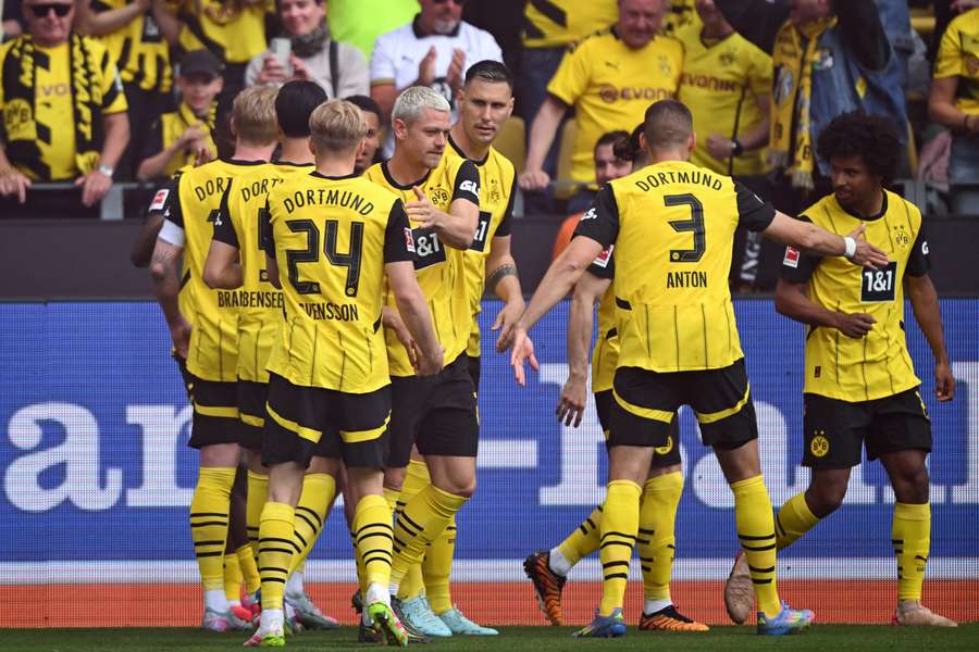 Los jugadores del Dortmund celebran su primer gol contra el Holstein Kiel. Los jugadores del Dortmund celebran su primer gol contra el Holstein Kiel.