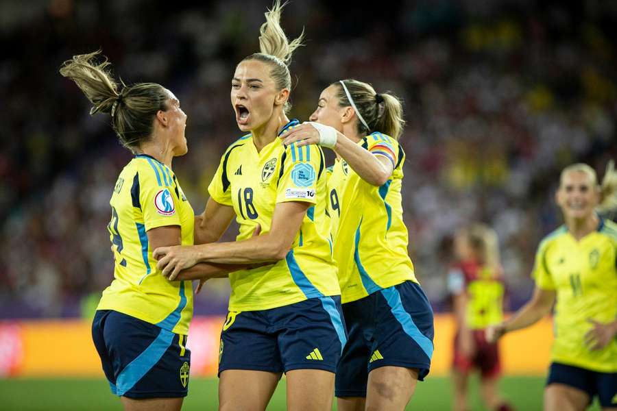 Fridolina Rolfo (18) and teammates celebrate Sweden's third goal