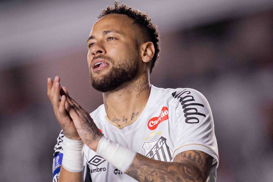 Após bate-boca com torcedor, Neymar diz que "faz mais do que deveria" no Santos
