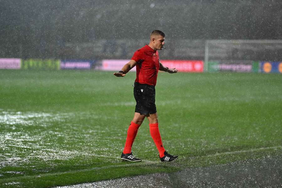 Sudí Jones o poločasové přestávce předčasně ukončil duel.