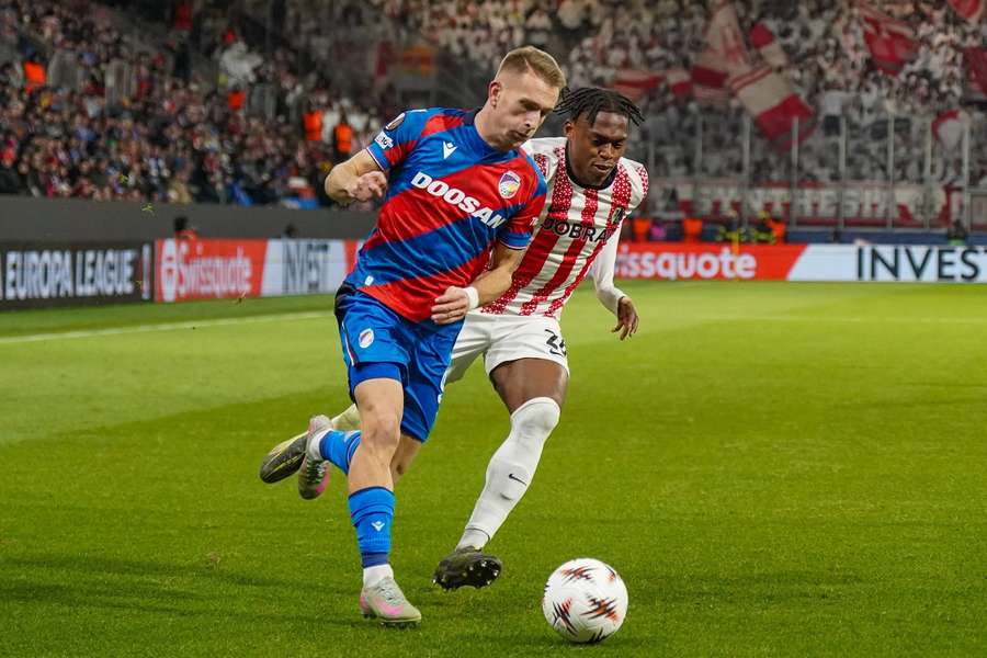 Amar Memič a Junior Adamu v souboji o míč.