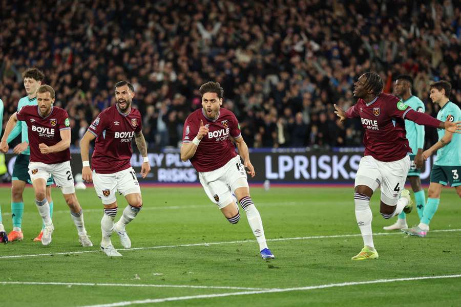 Mavropanos celebra pelo West Ham