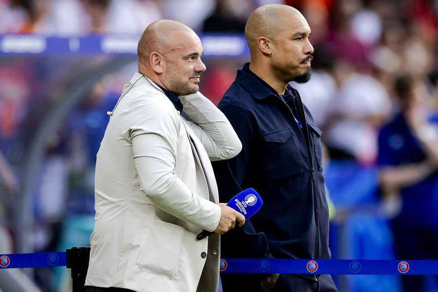 Wesley Sneijder (L) en voormalig ploeggenoot Nigel de Jong