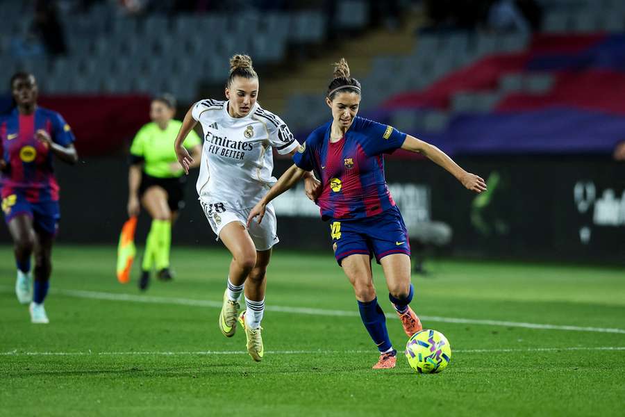 Aitana aguanta el balón