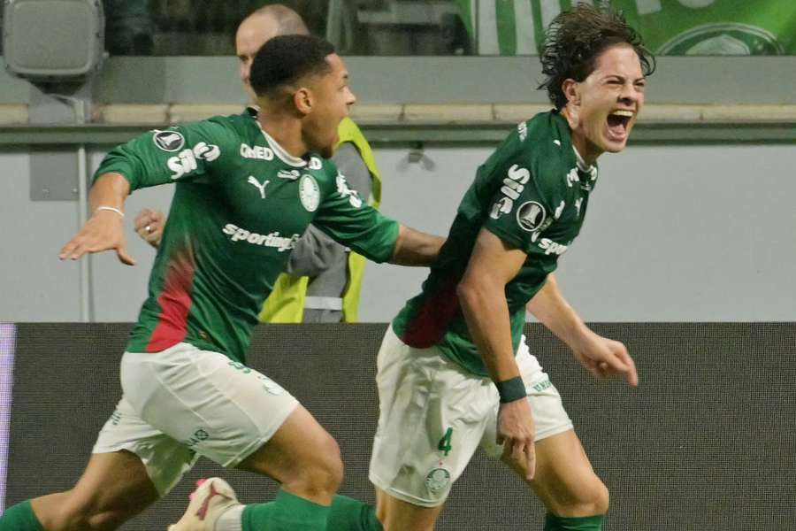 Giay e Vitor Roque comemoram gol que sacramentou a vitória do Palmeiras
