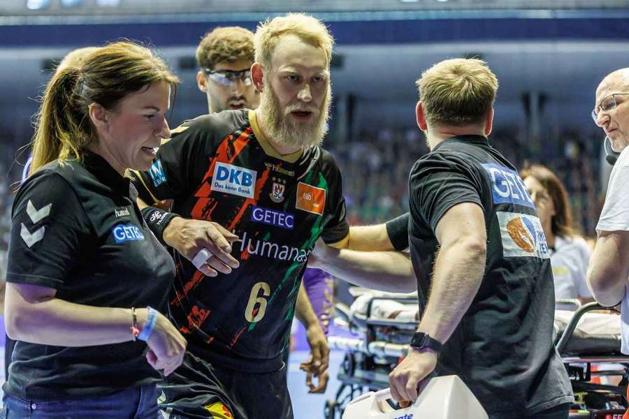 Musche musste vom Platz begleitet werden