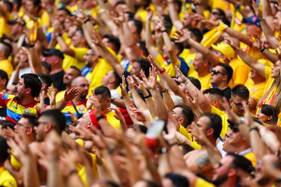 Fani români în timpul partidei cu Ucraina de pe Allianz Arena