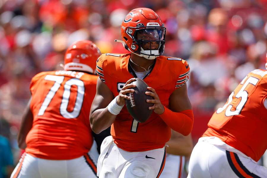 QB Justin Fields tijdens de wedstrijd tegen de Tampa Bay Buccaneers