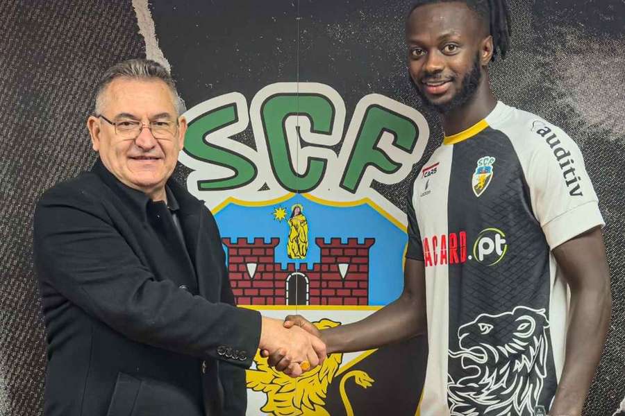 João Rodrigues, presidente do Farense, com Yusupha Njie