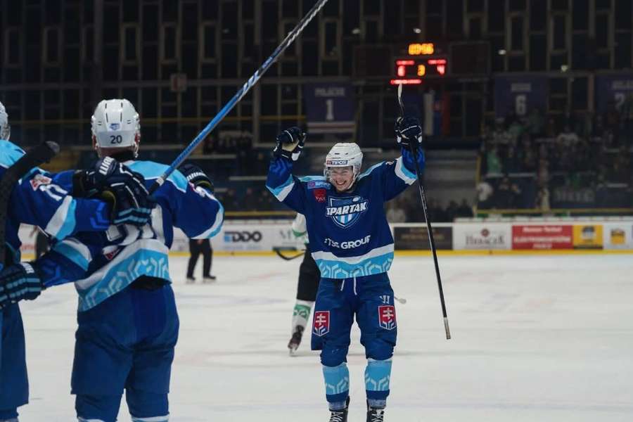 Hokejisti Dubnice uspeli v Topoľčanoch a vyhrávajú v sérii 2:1.