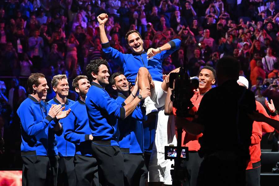 Federer, manteado por sus compañeros en su adiós sobre la pista de Londres, donde disfrutó de un gran homenaje