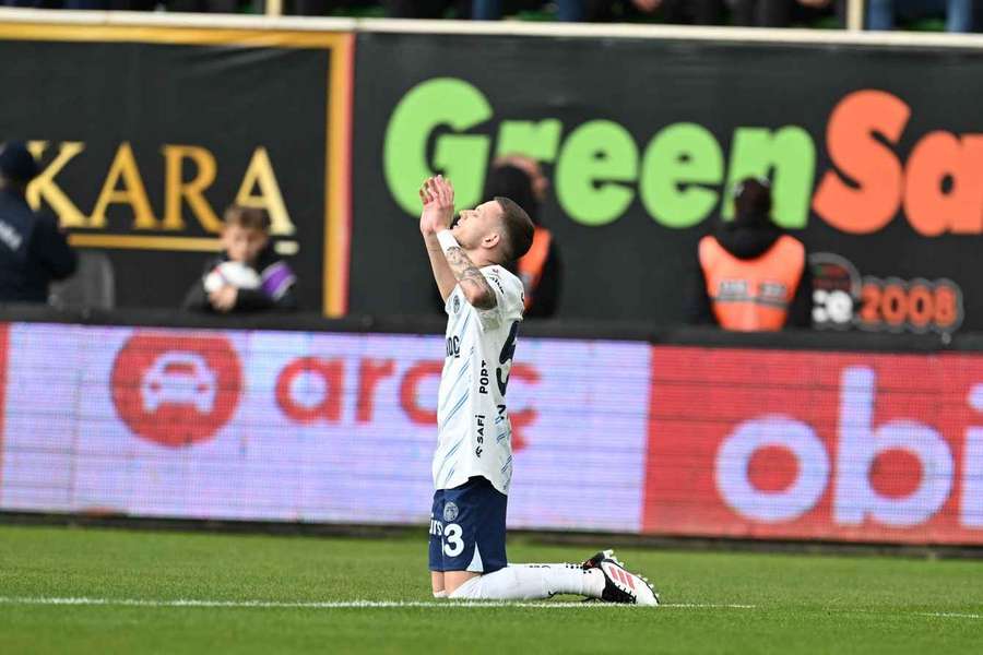 Sebastian Szymański świętujący gola dla Fenerbahce