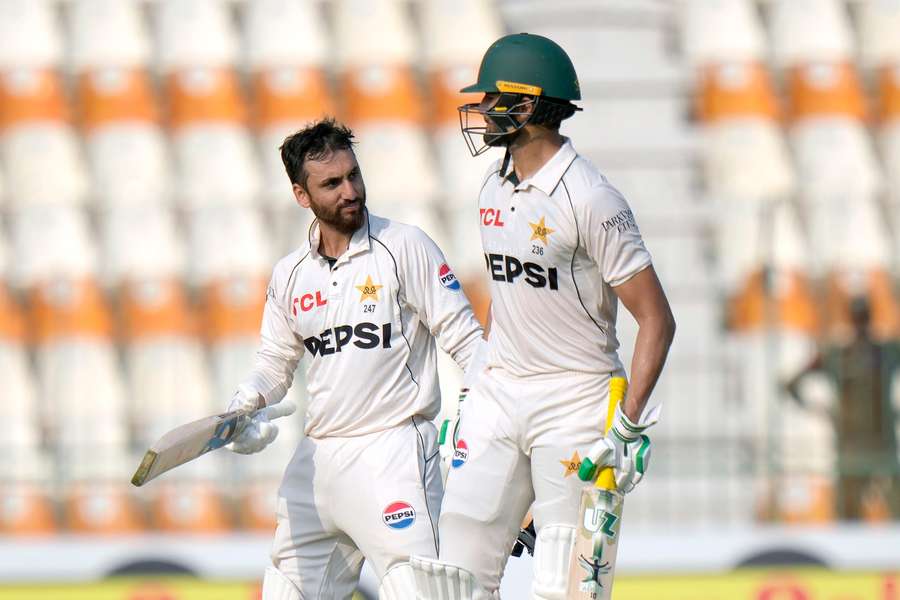 England 96-1 after Salman's century lifts Pakistan to 556