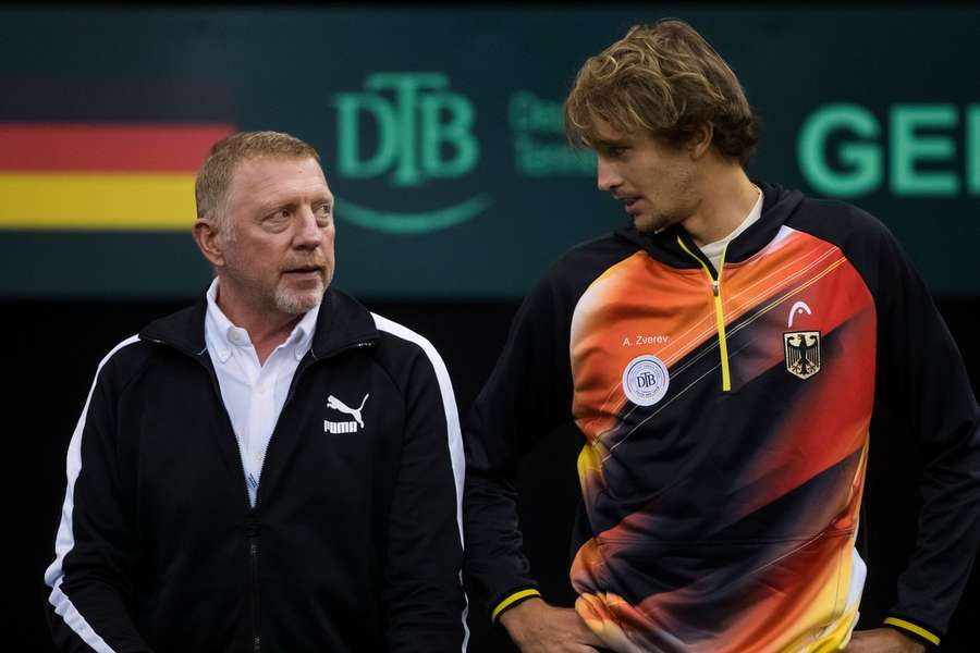 Boris Becker (venstre) snakker med Alexander Zverev ved Davis Cup.