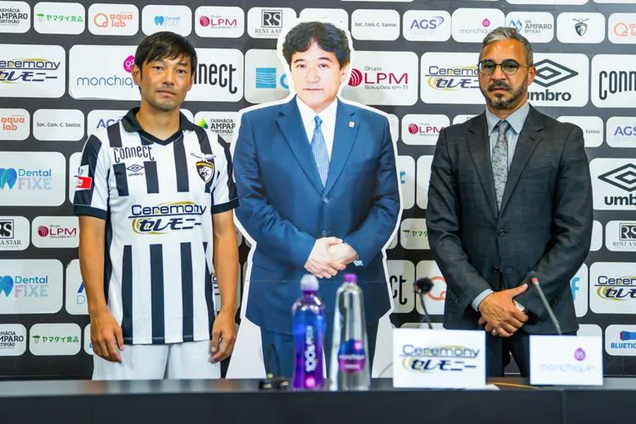 Shoya Nakajima com Rodiney Sampaio na apresentação oficial Shoya Nakajima com Rodiney Sampaio na apresentação oficial