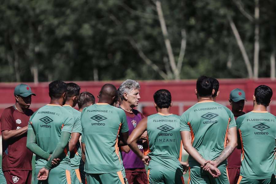 Renato Portaluppi conversa com jogadores durante treino do Fluminense
