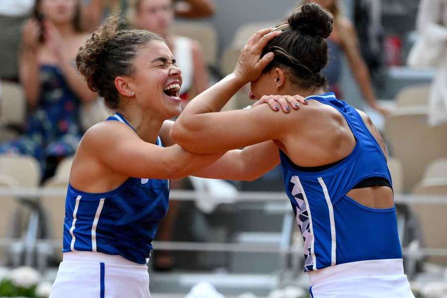 Jasmine Paolini (L) en Sara Errani hebben het goud gewonnen