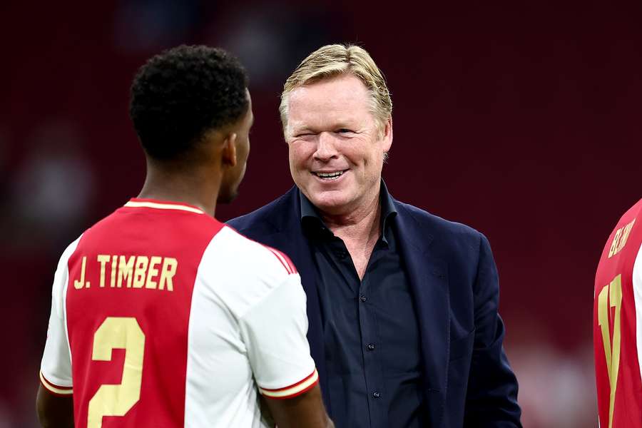 Koeman probeert te knipogen en lachten tegelijk naar Jurriën Timber van Ajax