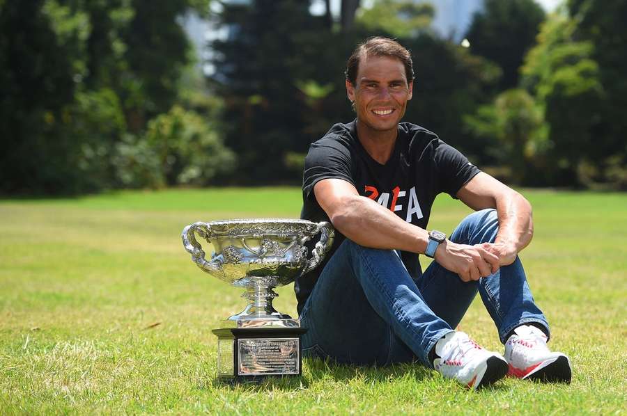 Rafa Nadal, con el trofeo del Open de Australia