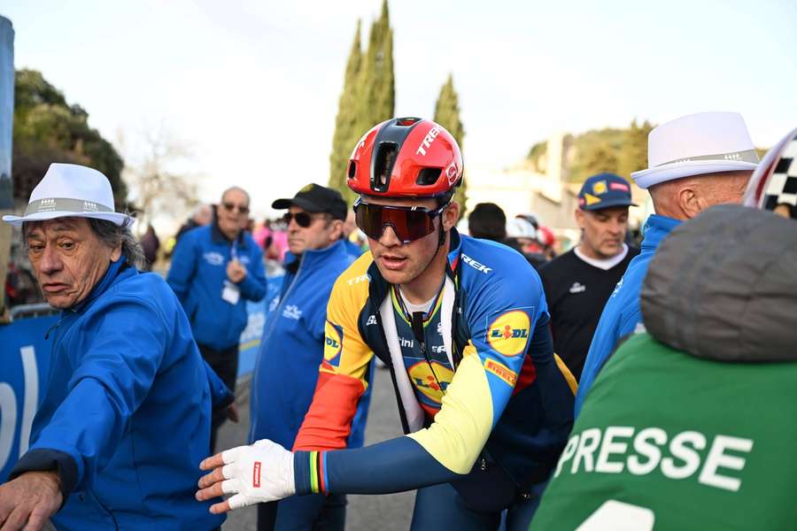 Mads Pedersen hevet i asfalten i belgisk cykelløb