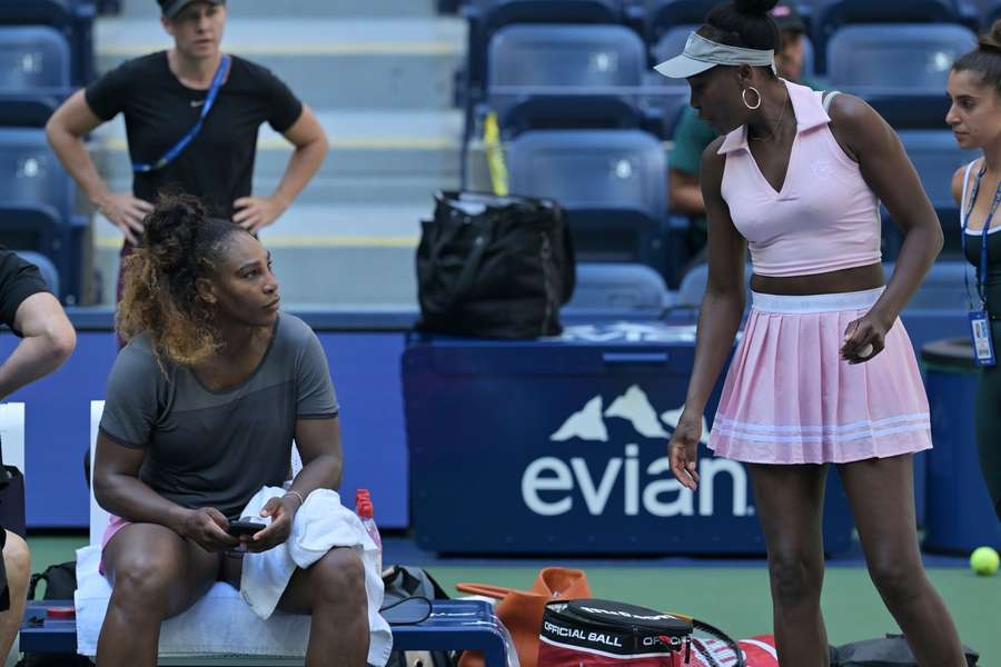 Serena (vlevo) a Venus Williamsovy se v úvodním kole čtyřhry na US Open popasují s českým párem Hradecká, Nosková.