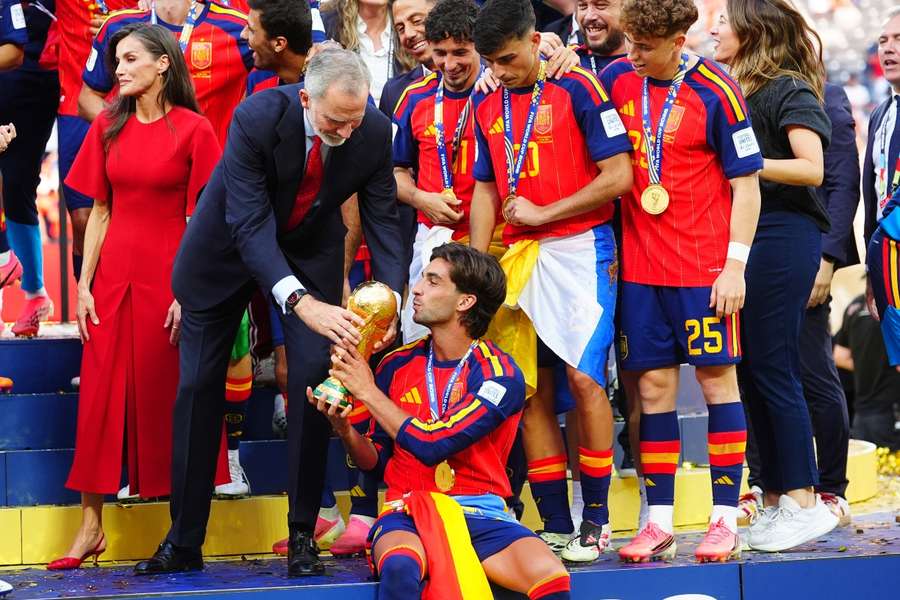 Ferran Torres comparte la Copa del Mundo con Su Majestad el Rey Felipe VI Ferran Torres comparte la Copa del Mundo con Su Majestad el Rey Felipe VI