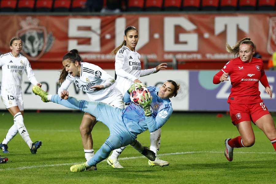 Misa agarra el balón ante el Twente como su equipo ha agarrado el billete a cuartos