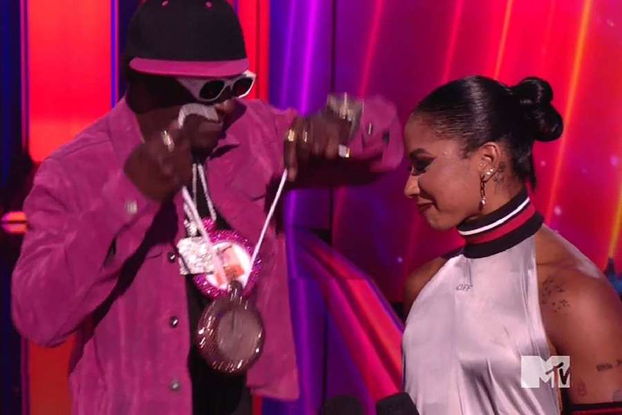 Rapperul Flavor Flav îi oferă lui Jordan Chiles o medalie simbolică de bronz  la MTV Video Music Awards 2024