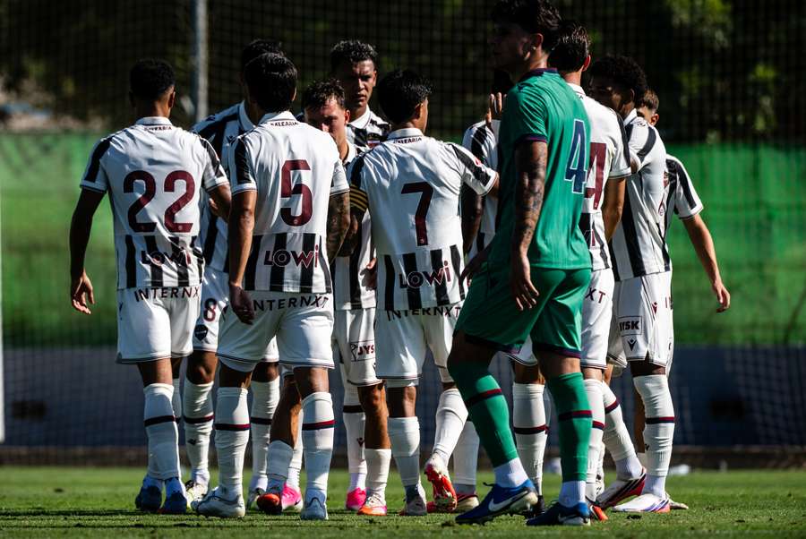 Bardeli celebra con sus compañeros el gol ante el filial Bardeli celebra con sus compañeros el gol ante el filial