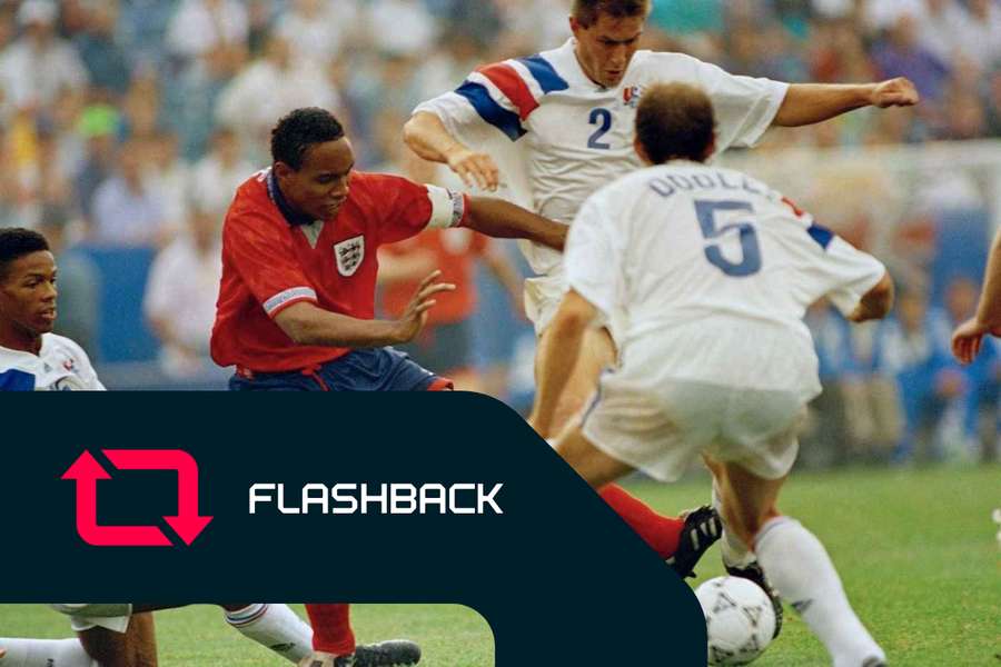 Ince com a braçadeira da seleção inglesa em 1993, fazendo história como o primeiro jogador negro a ser capitão