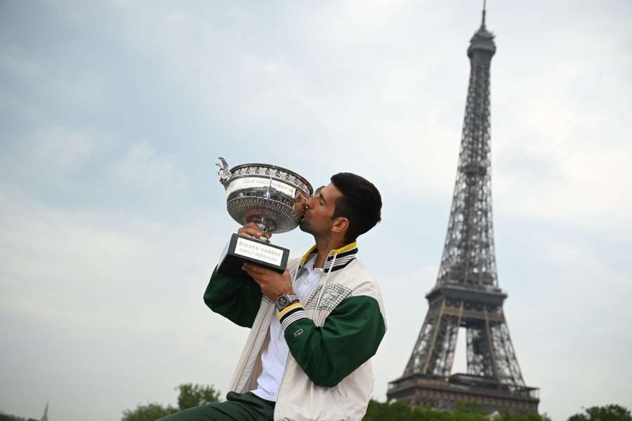 Djokovic posa junto a la Torre Eiffel