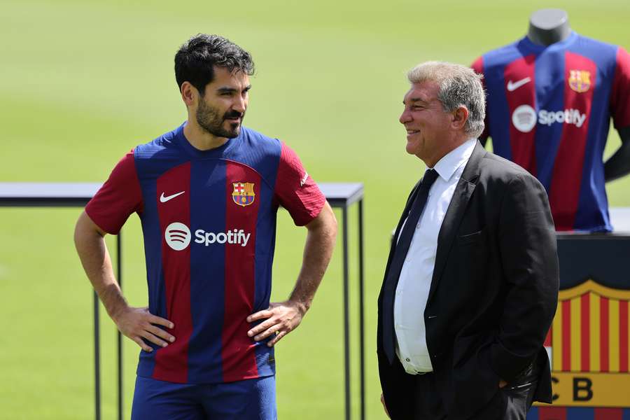 Ilkay Gündogan (l.) und Barca-Präsident Joan Laporta (r.).